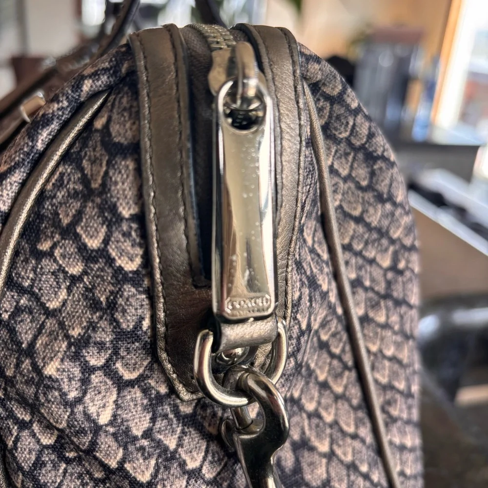 COACH Taylor Snake Print Bag F26037
Gunmetal Python Embossed Luxe
Structured - Picture 6 of 16